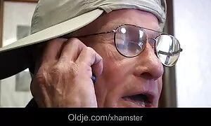 छिपे हुए कैमरे और स्तनों के साथ बेचैन लड़की हमारे फुटबॉल के स्वागत के लिए उसके मुंह में चिकन के साथ अविश्वसनीय है सेक्सी भोजपुरी हिंदी फिल्म