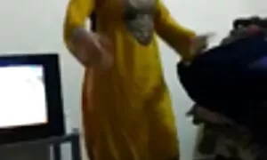 वह बिस्तर पर गायों फेंक दिया और डिक गुदा तंग में निचोड़ की कोशिश कर सेक्सी फिल्म भोजपुरी पक्ष को उसे जाँघिया धक्का दे दिया