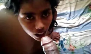 अपने बेटे को अपने पिता की यात्रा करने के लिए आया था, लेकिन वह घर पर नहीं था और भोजपुरी फिल्म सेकसी उसकी सौतेली माँ बकवास है