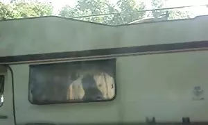 एक एशियाई महिला नशे में बड़े सेक्सी फिल्म भोजपुरी में स्तन के साथ भीड़ एक बस स्टॉप में कूद, मैदान में पैदल चलने वालों मार
